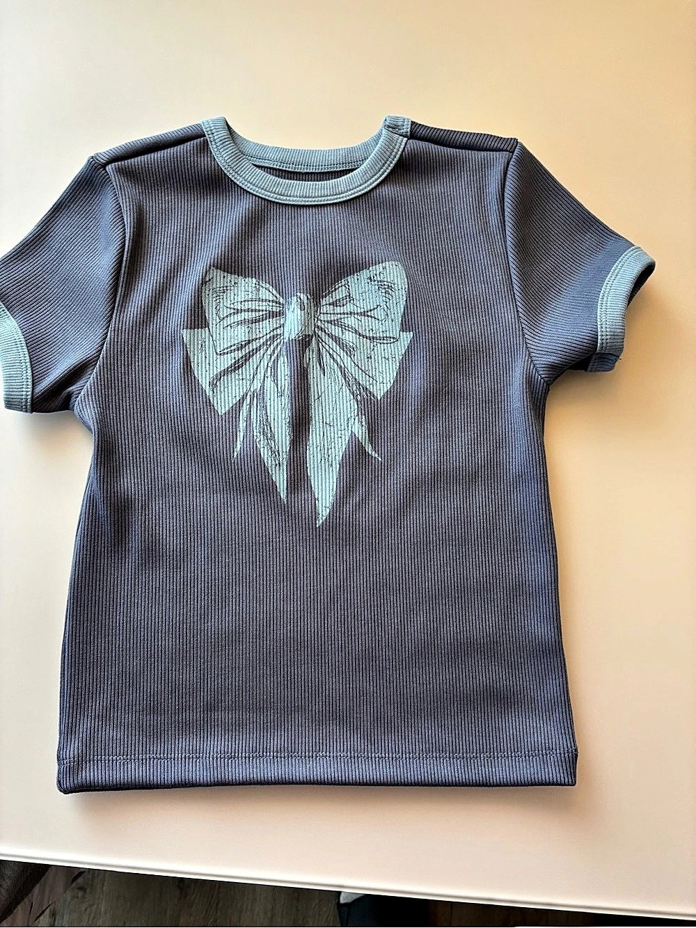 Social Culture Bow Design Short Sleeve Tee Size Medium Like New